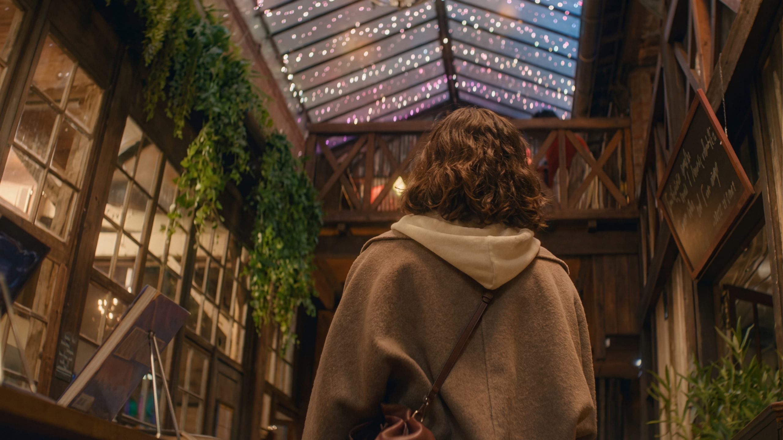 Révélation exclusive : La métamorphose incroyable de l’Usine Deguerry en décor de cinéma authentique pour Champagne Problems